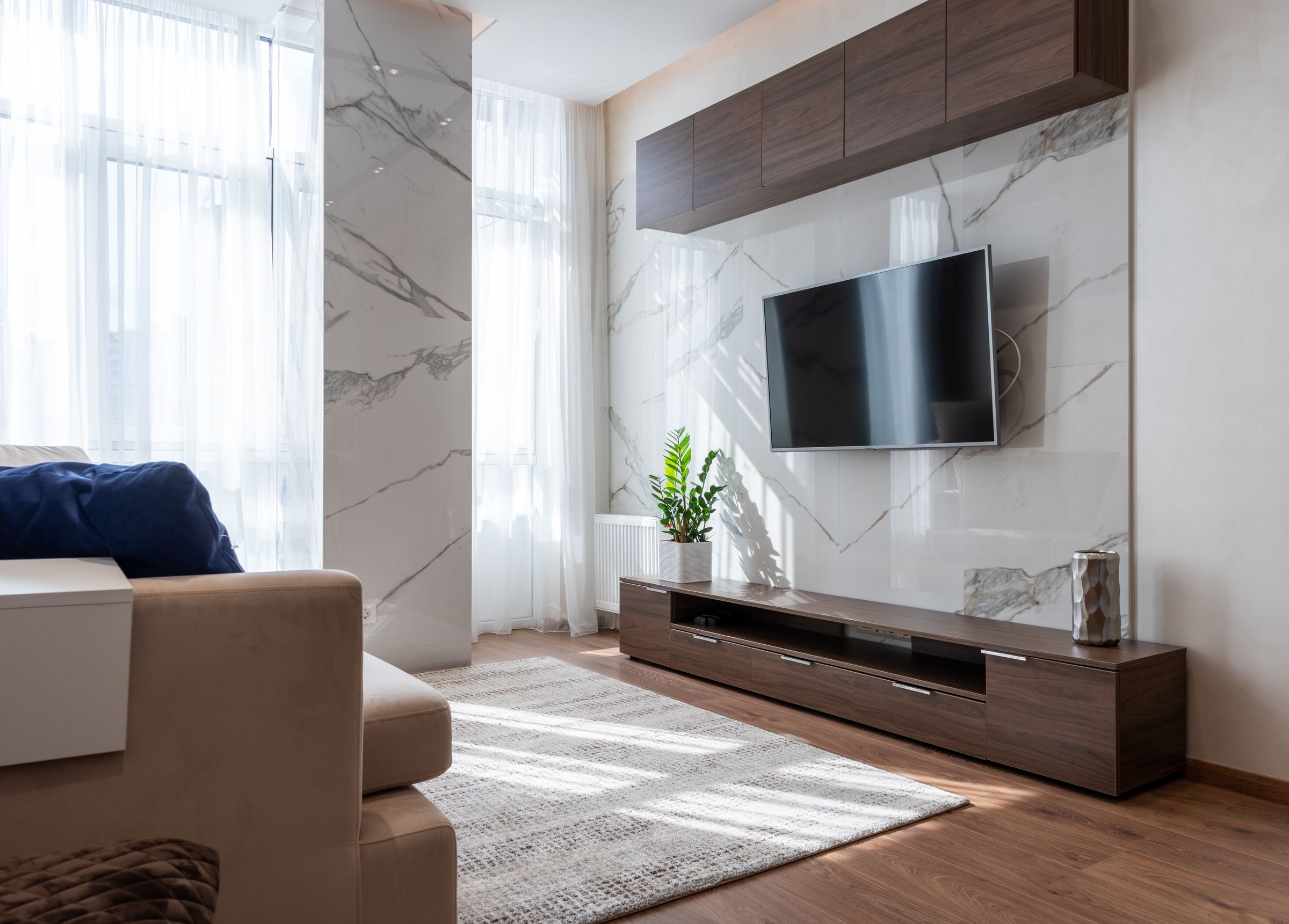 Bright living room with a marble accent wall — stock interior photo